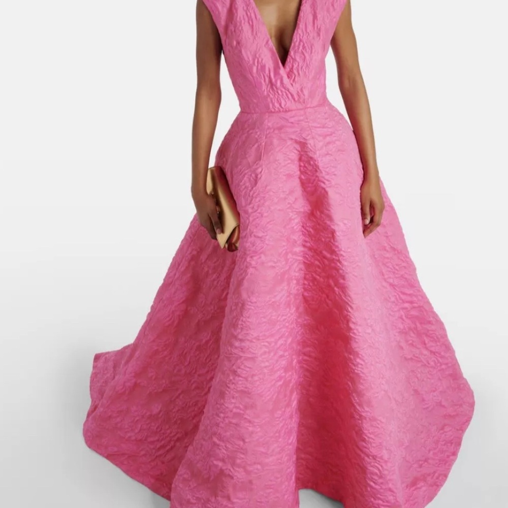 MONIQUE LHUILLIER SLEEVES AND CLOSED THE V NEVK.
